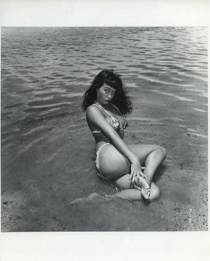 null Bunny YEAGER (1929-2014). Betty Page dans l'eau, en bikini hawaïen. Plage de...