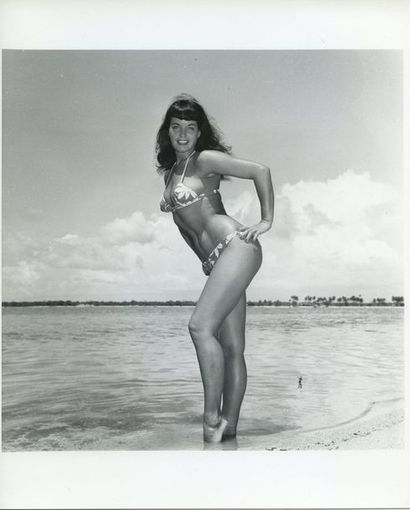 null Bunny YEAGER (1929-2014). Betty Page debout, en bikini hawaïen. Plage de Miami,...