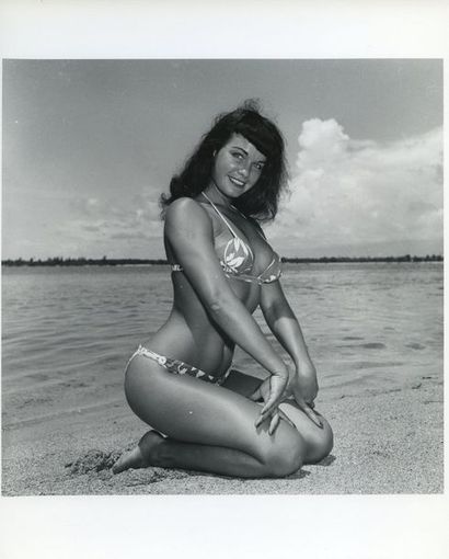 null Bunny YEAGER (1929-2014). Betty Page en bikini hawaïen. Plage de Miami, Floride,...