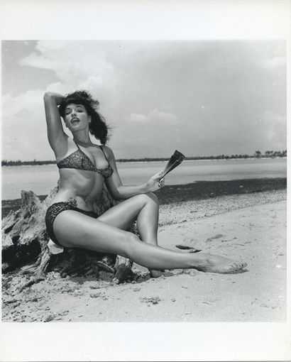 null Bunny YEAGER (1929-2014). Betty Page, en sous-vêtements noirs. Plage de Miami,...