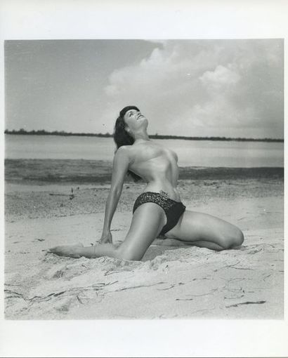 null Bunny YEAGER (1929-2014). Betty Page topless, en culotte noire. Plage de Miami,...