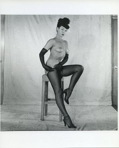 null Bunny YEAGER (1929-2014). Betty Page nue, en gants et bas noirs. Studio, vers...