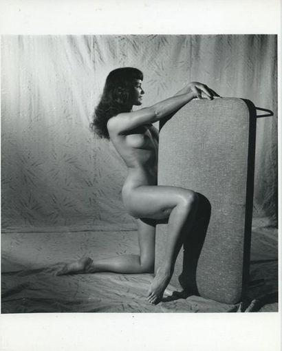 null Bunny YEAGER (1929-2014). Betty Page nue. Studio, vers 1955. Tirage argentique...