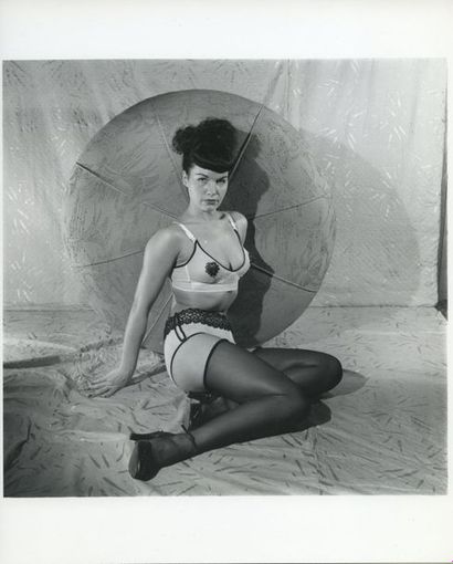 null Bunny YEAGER (1929-2014). Betty Page en sous-vêtements. Studio, vers 1955. Tirage...