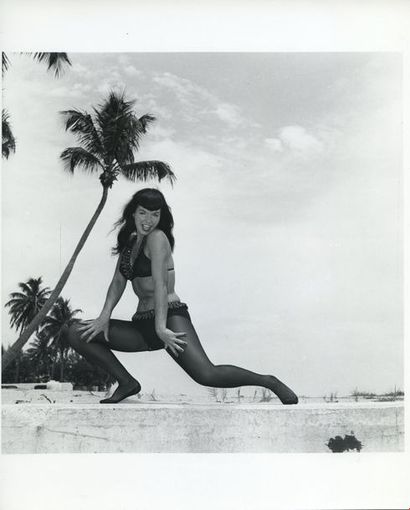 null Bunny YEAGER (1929-2014). Betty Page, en collant et bikini noir. Miami, Floride,...