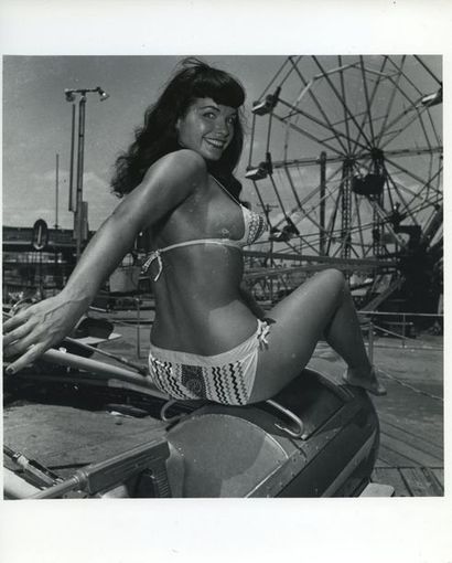 null Bunny YEAGER (1929-2014). Betty Page, en bikini, montée sur un manège dans une...