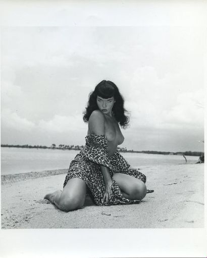 null Bunny YEAGER (1929-2014). Betty Page, seins nus, dans sa robe léopard. Plage...