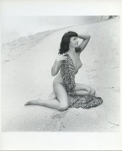 null Bunny YEAGER (1929-2014). Betty Page, seins nus, dans sa robe léopard. Plage...