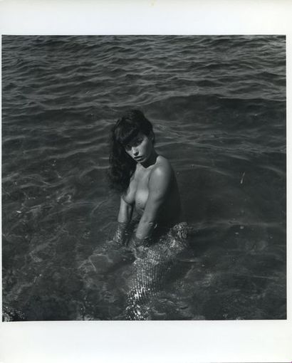 null Bunny YEAGER (1929-2014). Betty Page nue dans l'eau. Plage de Miami, Floride,...