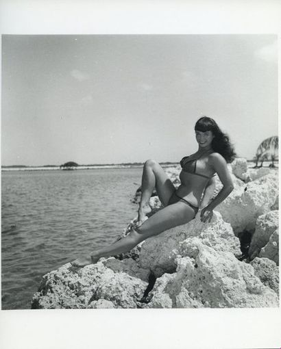 null Bunny YEAGER (1929-2014). Betty Page en bikini sur les rochers. Plage de Miami,...