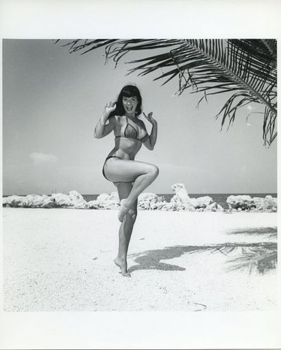 null Bunny YEAGER (1929-2014). Betty Page debout, en bikini sur le sable. Plage de...