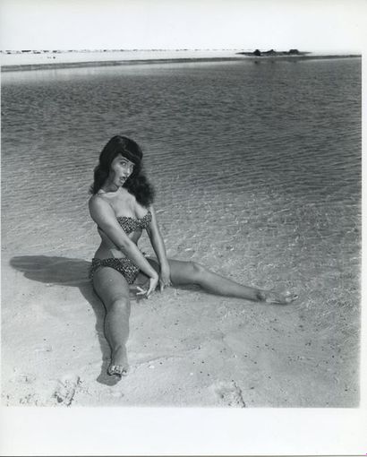 null Bunny YEAGER (1929-2014). Betty Page topless, sur le sable. Miami, Floride,...