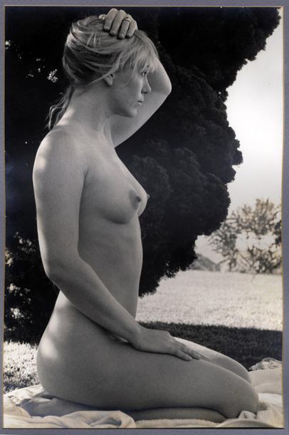 null [Photographe non identifié]. Étude de nu, à genoux sur ses fesses, vers 1960....