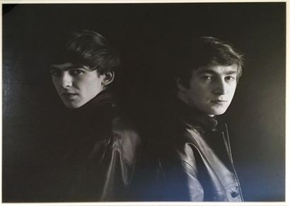 null Astrid KIRCHHERR (1938-2020). George Harrison et John Lennon dos à dos, vers...