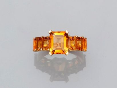 null Yellow gold ring, 750 MM, centered of a rectangular citrine shouldered by six...