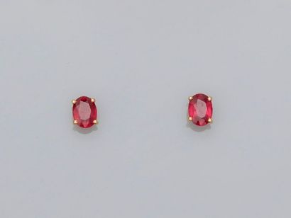 null Yellow gold ear chips, 750 MM, each decorated with an oval treated ruby, total...
