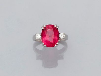 null Ring in white gold, 750 MM, set with a large oval translucent rubellite weighing...