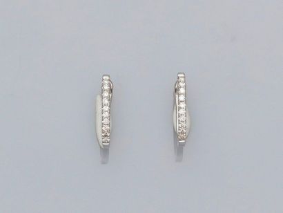 null Petites créoles ovales en or gris, 750 MM, soulignées de diamants, poids : 1,4gr....