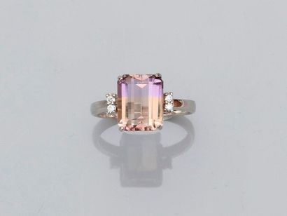 null Ring in white gold, 750 MM, set with a pale emerald-cut ametrine weighing 3.65...