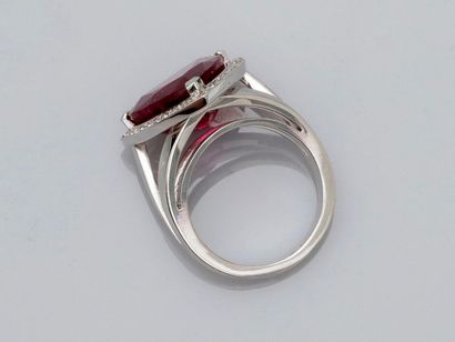 null Ring in white gold, 750 MM, set with a beautiful triangular cut rubellite weighing...