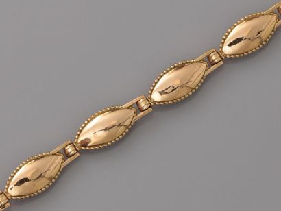 null Bracelet formé de maillons d'or rose, 750 MM, chacun centré d'un grenat taille...