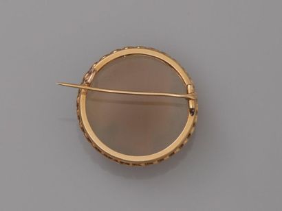 null Yellow gold brooch, 750 MM, setting a rare round cameo on bicolor agate, diameter...