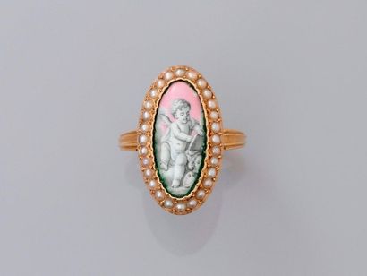 null Charming yellow gold ring, decorated with a porcelain miniature drawing a putto...