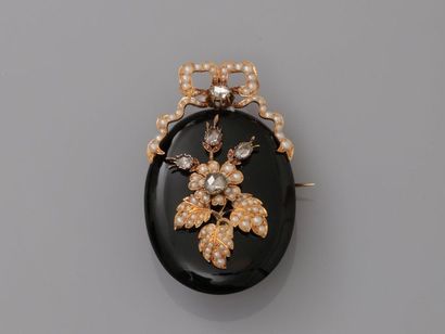 null Medallion - brooch in yellow gold, 750 MM, adorned with an oval onyx inlaid...