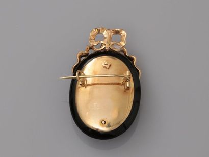 null Médaillon - broche en or jaune, 750 MM, orné d'un onyx ovale incrusté d'un motif...