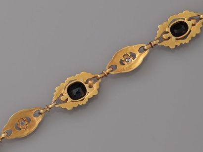 null Joli bracelet formé de maillons ajourés en or jaune, 750 MM, trois ornés d'un...