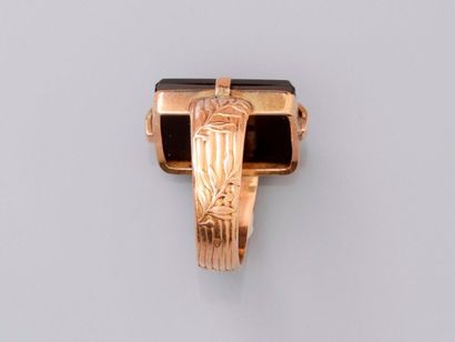null Man's ring decorated with foliage in pink gold, 750 MM, decorated with an intaglio...