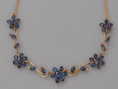 null Necklace in yellow gold, 750 MM, centered on five oval sapphire-covered florets...