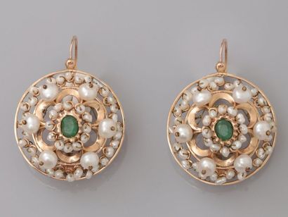 null Round earrings in yellow gold, 375 mm, each decorated with an oval emerald in...