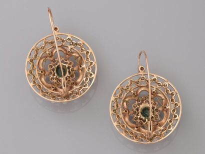 null Round earrings in yellow gold, 375 mm, each decorated with an oval emerald in...