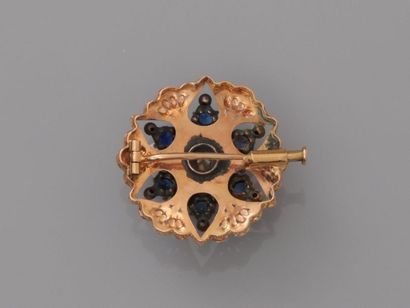 null Delightful round brooch in yellow gold, 750 MM, decorated with blue stones and...