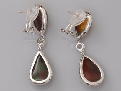 null Pair of earrings in white gold, 750 MM, each adorned with two cabochon black...