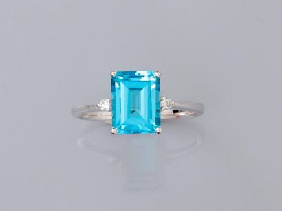 null Solitaire ring in white gold, 750 MM, set with a 3.20 carats emerald blue topaz...