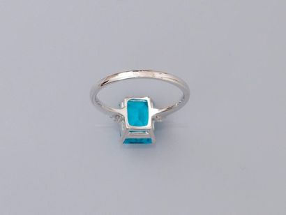 null Bague solitaire en or gris, 750 MM, ornée d'une topaze bleue taille émeraude...