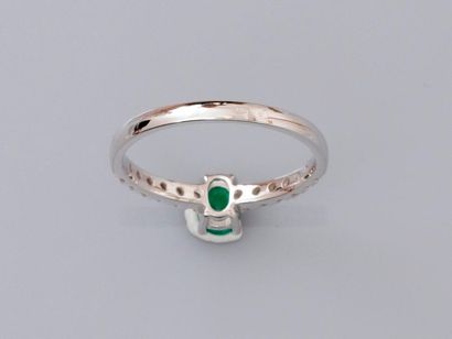 null White gold ring, 750 MM, set with an oval emerald weighing about 0.50 carat...