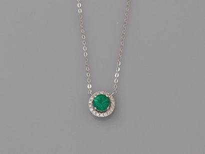 null Chain and round pendant in white gold, 750 MM, centered on an emerald weighing...