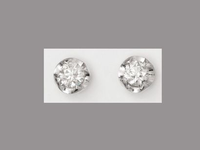 null Pretty white gold earrings, 750 MM, each adorned with a brilliant-cut diamond,...