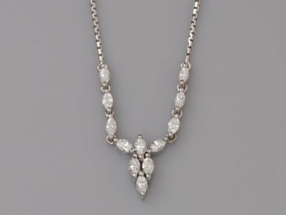 null Collier en or gris, 750 MM, centré de douze diamants taille navette, longueur...