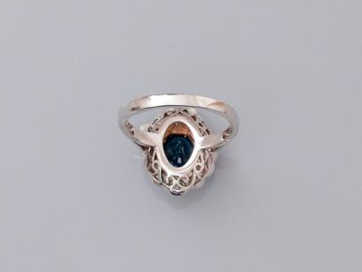 null White gold ring, 750 MM, centered on an oval sapphire weighing about 2.50 carats...