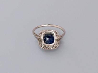null Ring in, platinum, 900 MM, centered on a cushion-cut natural sapphire weighing...