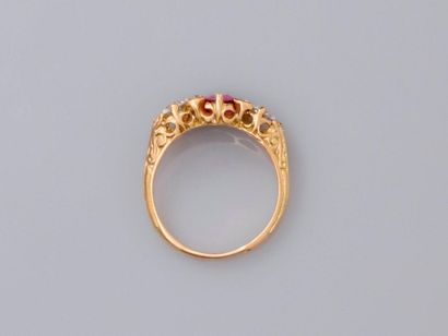 null Bague Jarretière en or jaune, 750 MM, ornée d'un saphir rose ovale épaulé de...