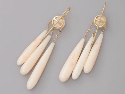 null Beautiful ear pendants with long yellow gold earrings, 750 MM, each made of...