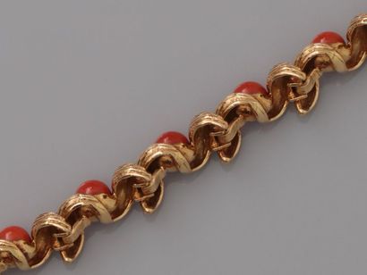 null CARTIER, Bracelet semi rigide en or jaune, 750 MM, orné de douze perles de corail...