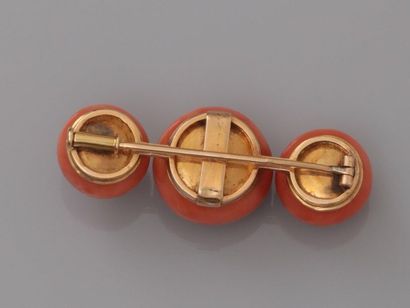 null Broche barrette en or rose, 750 MM, ornée de trois " perles bouton " de corail...