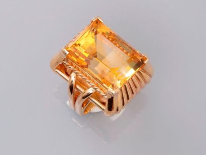 null Very beautiful ring decorated with gadroons, twists and ribbons of yellow gold,...