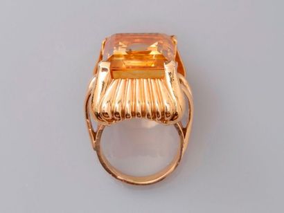 null Very beautiful ring decorated with gadroons, twists and ribbons of yellow gold,...
